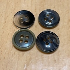 同サイズボタン4個 ③さらにバラバラのボタン11個プレゼントの画像