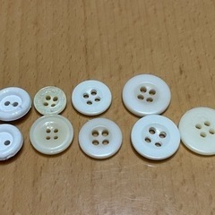 いろいろなサイズの貝殻風の光沢あるボタン 18個 今なら他タイプ9個プレゼント④の画像