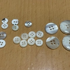 いろいろなサイズの貝殻風の光沢あるボタン 18個 今なら他タイプ9個プレゼント④の画像
