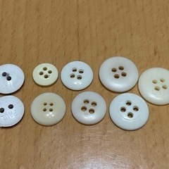 いろいろなサイズの貝殻風の光沢あるボタン 18個 今なら他タイプ9個プレゼント④の画像