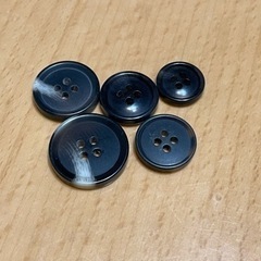 いろんなサイズの貝殻っぽい光沢あるボタン12個 さらに黒っぽい5個もプレゼント⑤の画像