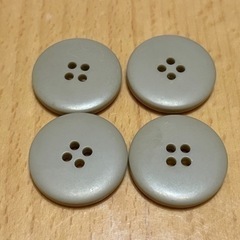 薄いカーキ色のボタン 4個  さらに9個プレゼント 他ボタン同時購入割引可⑥の画像