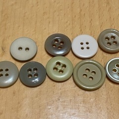 薄いカーキ色のボタン 4個  さらに9個プレゼント 他ボタン同時購入割引可⑥の画像