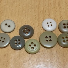 薄いカーキ色のボタン 4個  さらに9個プレゼント 他ボタン同時購入割引可⑥の画像
