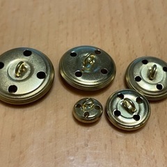 金色の気品のある柄のボタン5個 今さらに銀色の物プレゼント まとめ買い割引可⑧の画像