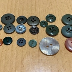 柄も素材もサイズもバラバラのボタン18個  他ボタンまとめ売り割引可能⑩の画像