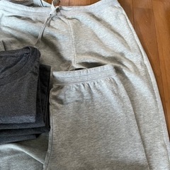 まとめ売り！ユニクロメンズTシャツ8枚、短パン２枚、レディース長ズボン２枚の画像