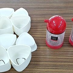 【中古品】雑貨（おにぎりケース・醤油さし・プラ水筒１個・水缶１個）