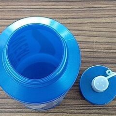 【中古品】雑貨（おにぎりケース・醤油さし・プラ水筒１個・水缶１個）の画像