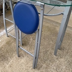 ガラステーブルと椅子の画像
