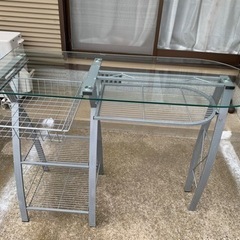ガラステーブルと椅子の画像