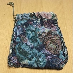 前にバッグを作ったあまりの生地で作った手作りポーチの画像