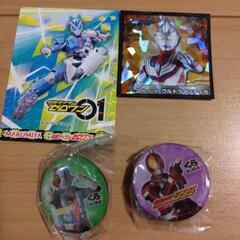 仮面ライダーとウルトラマンのシールと仮面ライダーの缶バッジ