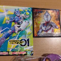 仮面ライダーとウルトラマンのシールと仮面ライダーの缶バッジの画像