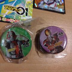 仮面ライダーとウルトラマンのシールと仮面ライダーの缶バッジの画像