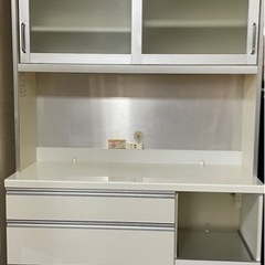 真っ白な高級食器棚❗️