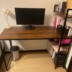 パソコンデスクの画像