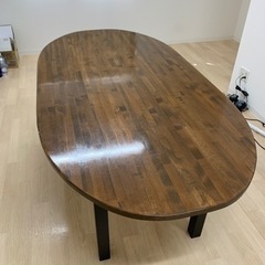 テーブル　2m × 1m 高さ1mほどの画像