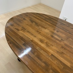 テーブル　2m × 1m 高さ1mほどの画像