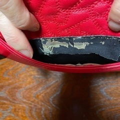 赤いショルダーバックの画像