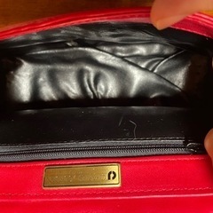 赤いショルダーバックの画像