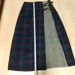 【都営大江戸線 直接引渡しで300円】チェックのスカートの画像