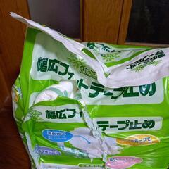 尿とりパッドと大人用紙おむつの画像
