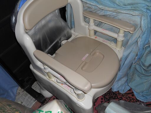 ポータブルトイレ 安寿 背もたれひじ掛け付き 介護用品 大切にしたい。自立への気持ちと思いやり。