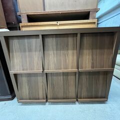 【リサイクルショップどりーむ天保山店】●4773●　棚　収納家具　蓋つき　本棚　飾り棚　ダークブラウン　削れキズあり(´;ω;｀)の画像