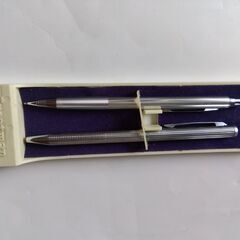 【未使用中古品】Qreatman製　銀色シャープペン１種とポールペン２色　　2022.1012a135の画像