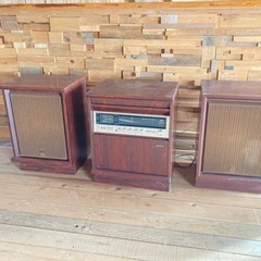 クラッシックなレコードプレーヤー、スピーカーセット