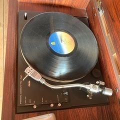 クラッシックなレコードプレーヤー、スピーカーセットの画像