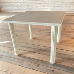 正方形テーブルの画像