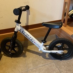 ストライダー　白