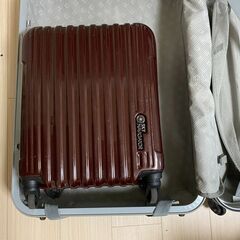 機内持ち込みのスーツケースが入る大型スーツケースの画像