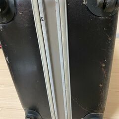 機内持ち込みのスーツケースが入る大型スーツケースの画像