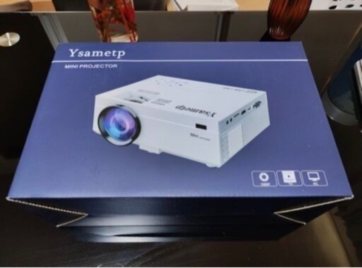 Ysametpプロジェクター 小型 輝度アップ 8000LM 300ANSI 1080PフルHD対応 720Pネイティブ 内蔵スピーカー 台形補正 iPhoneをはじめAndroid端末/Fire TV Stick/パソコン/タブレット/PS3/PS4ゲーム機/DVDプレイヤーなど多種多様な機器と接続可能 日本語説明書 収納袋 三脚付き