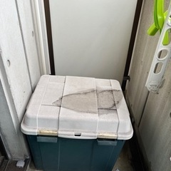 物入れ、ポリタンク二つ