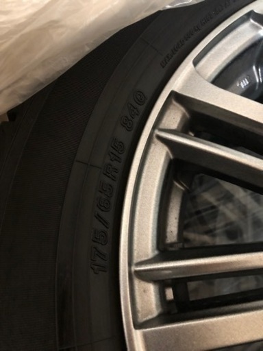 決定　スタッドレスタイヤ　アクア、旧フリード　175/65R15