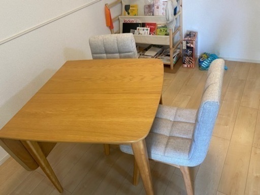 伸縮可能ダイニングテーブルとイスのセット