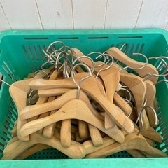 無料！子供用木製ハンガー☆まとめて60本☆【こちらは店舗です。浜村鹿野温泉ICから3分 買取本舗 宮本リサイクル 営業時間９～１９時 定休日水曜日←連絡できませんm(_ _)m】の画像