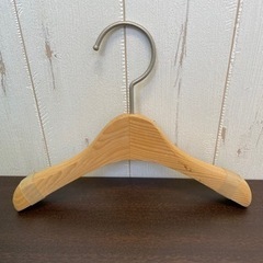 無料！子供用木製ハンガー☆まとめて60本☆【こちらは店舗です。浜村鹿野温泉ICから3分 買取本舗 宮本リサイクル 営業時間９～１９時 定休日水曜日←連絡できませんm(_ _)m】の画像