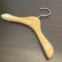 無料！子供用木製ハンガー☆まとめて60本☆【こちらは店舗です。浜村鹿野温泉ICから3分 買取本舗 宮本リサイクル 営業時間９～１９時 定休日水曜日←連絡できませんm(_ _)m】の画像