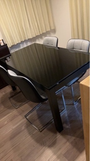 ガラステーブルと椅子4脚のセット