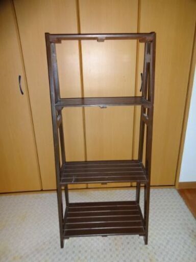 傷、汚れのないお洒落な傾斜4段ラックで綺麗な美品です。