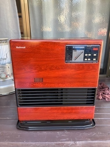 新古的な石油ファンヒーター、38年前のレトロなストーブです。