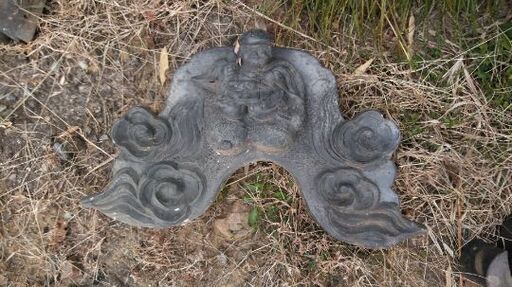鬼瓦（大黒様、打出の小槌、雲か波？）