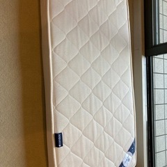 ベビーベッド、マットレス、シーツセットの画像