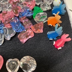 アクリルアイス(クラッシュ、花、ハート、ダイヤモンド)、ビー玉、ミニソフト出目金など合計114点の画像