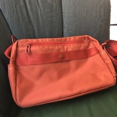 ツインのオレンジのバッグ（小旅行用）の画像